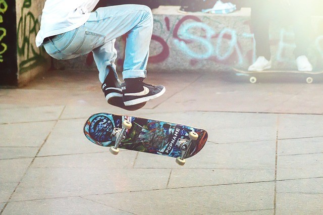 joven usando una patineta