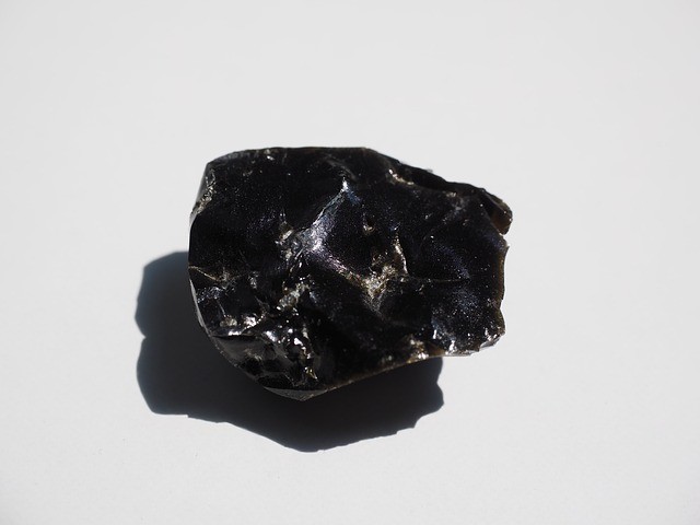 vidrio natural en forma de piedra obsidiana