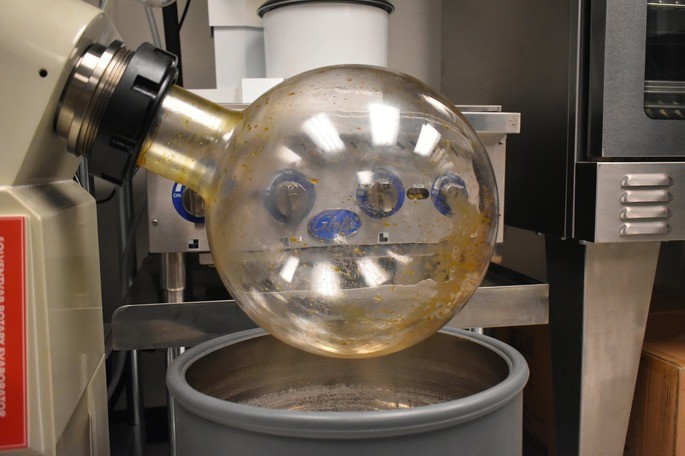 equipo rotavapor con el se hace evaporacion en el laboratorio quimico