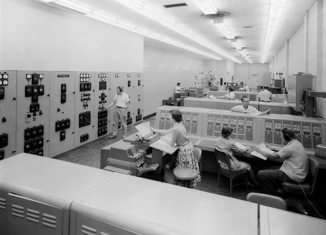 Computadora del centro de control del túnel de viento de la NASA, en 1956