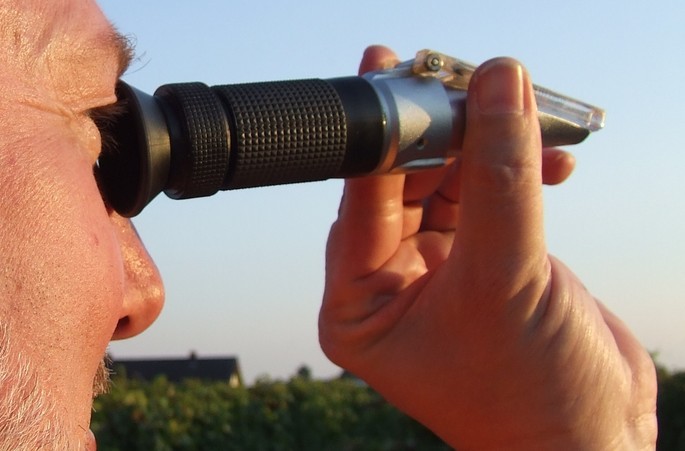 using a refractometer the refractive index of a substance can be determined